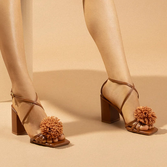 Sandália Pompom Santa Lolla Marrom Salto Grosso