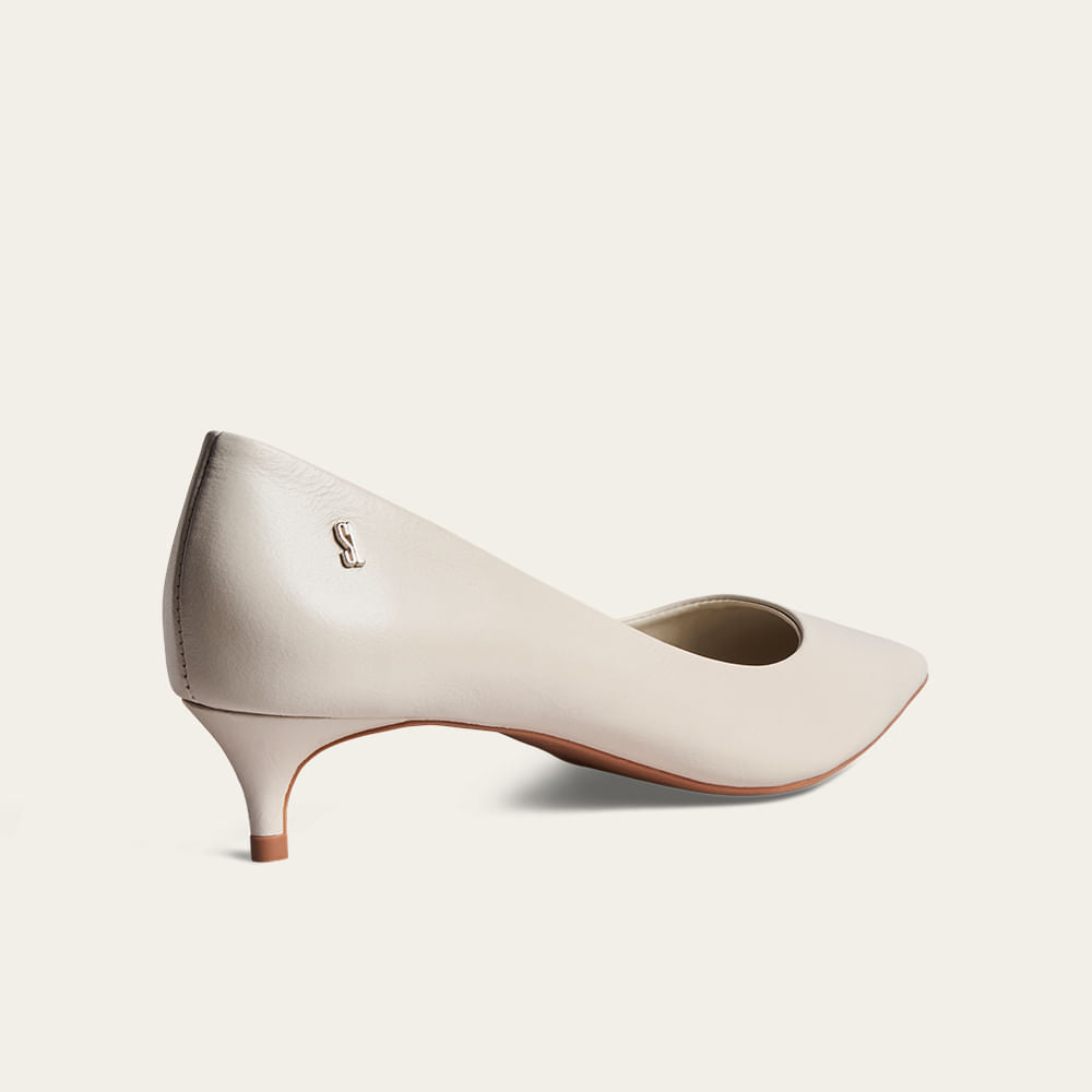 Scarpin Santa Lolla Off White Couro Salto Baixo