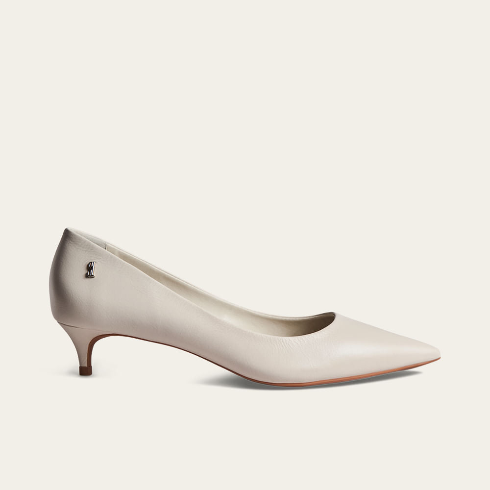 Scarpin Santa Lolla Off White Couro Salto Baixo