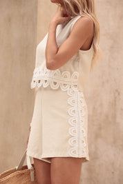 Short Alfaiataria Frysaide Bege Renda Guipir