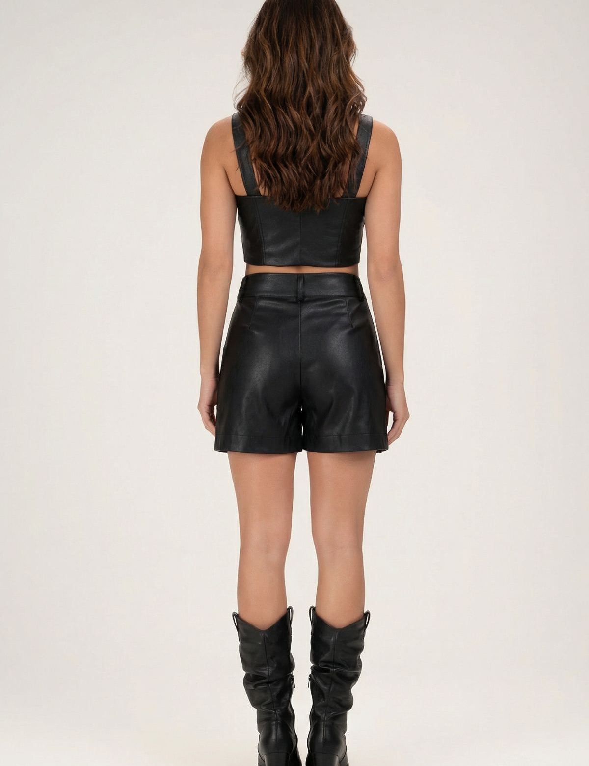 Short Couro Frysaide Preto Com Recortes