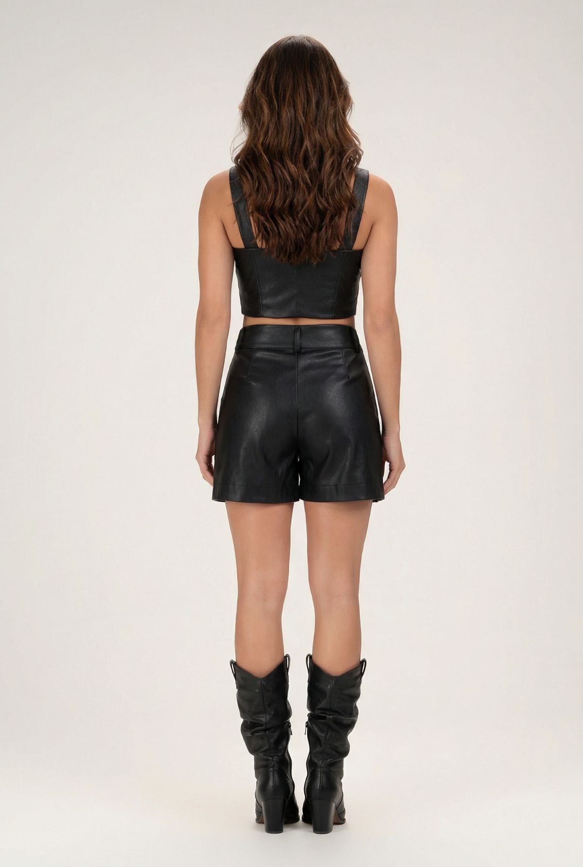 Short Couro Frysaide Preto Com Recortes