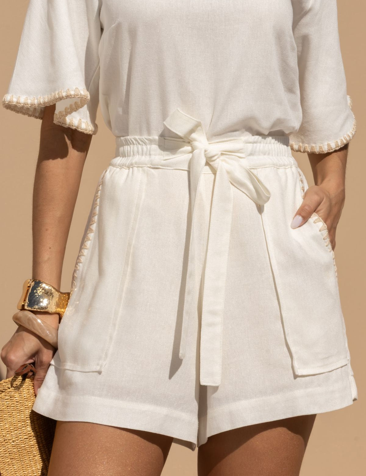 Short De Linho Off White Com Detalhe Em Crochê Frysaide