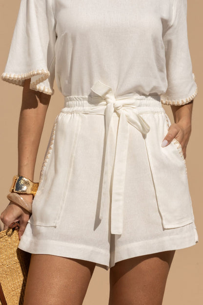 Short De Linho Off White Com Detalhe Em Crochê Frysaide