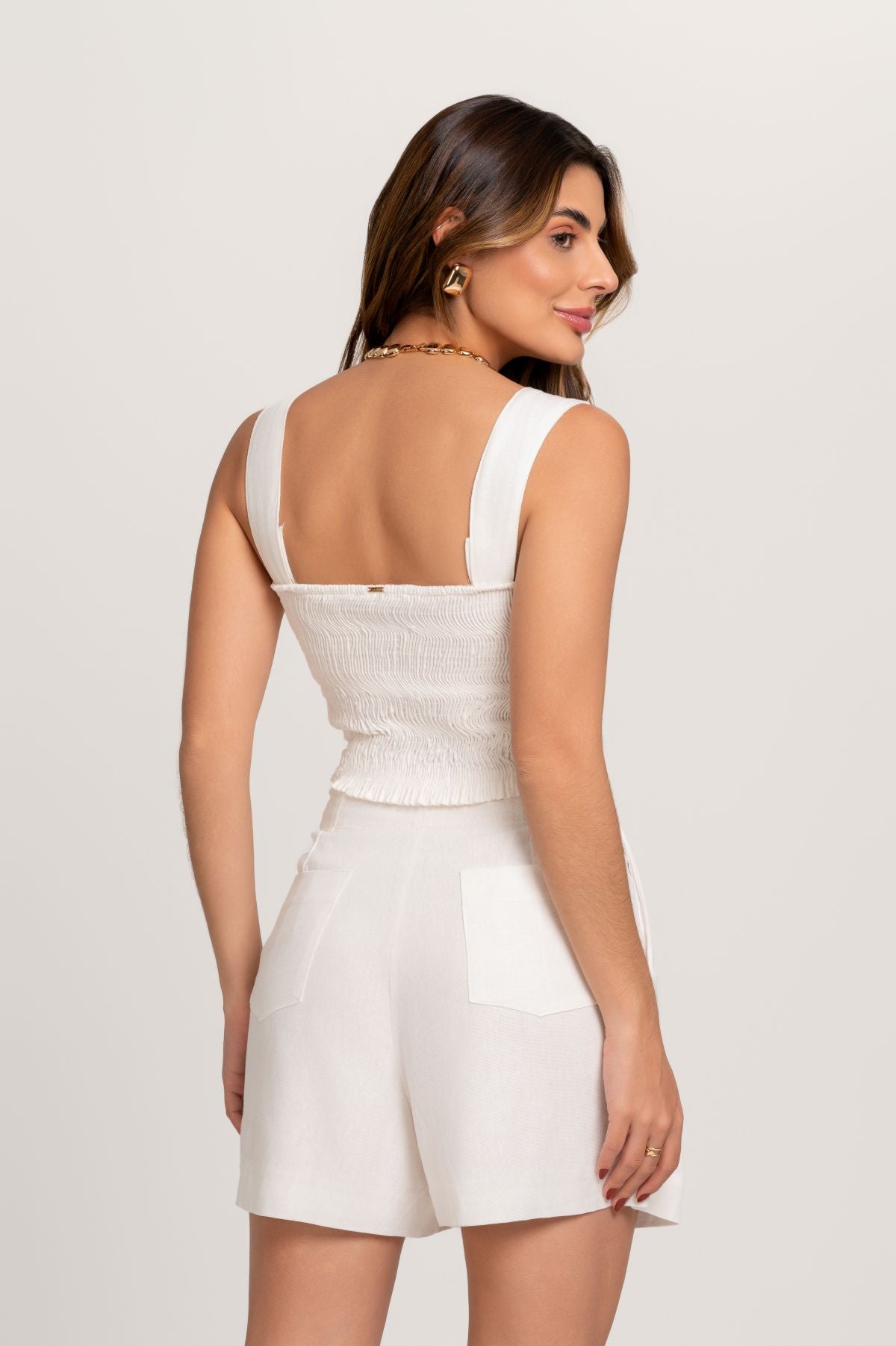 Short De Linho Yara Com Pregas Off White Frysaide