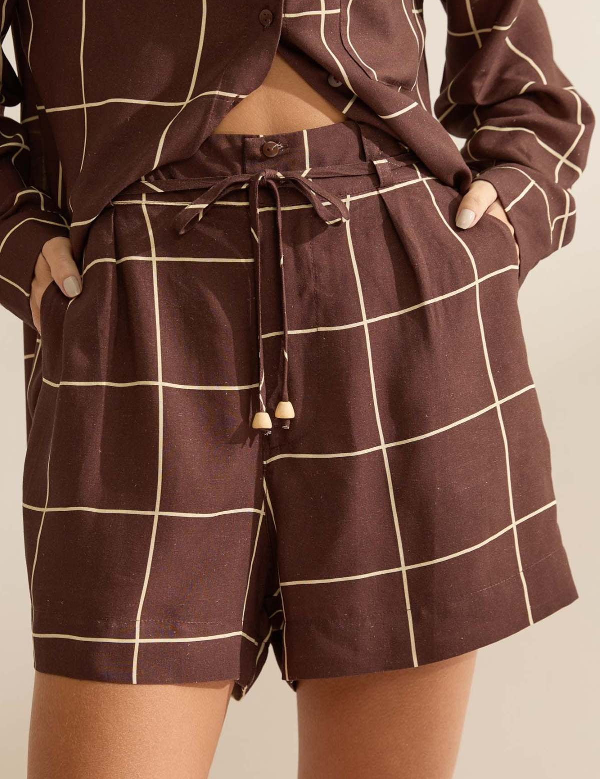 Short Flo Maria Marrom Xadrez Cintura Alta