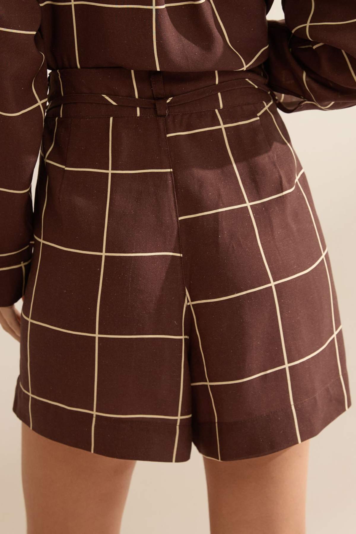 Short Flo Maria Marrom Xadrez Cintura Alta