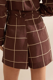 Short Flo Maria Marrom Xadrez Cintura Alta