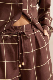 Short Flo Maria Marrom Xadrez Cintura Alta