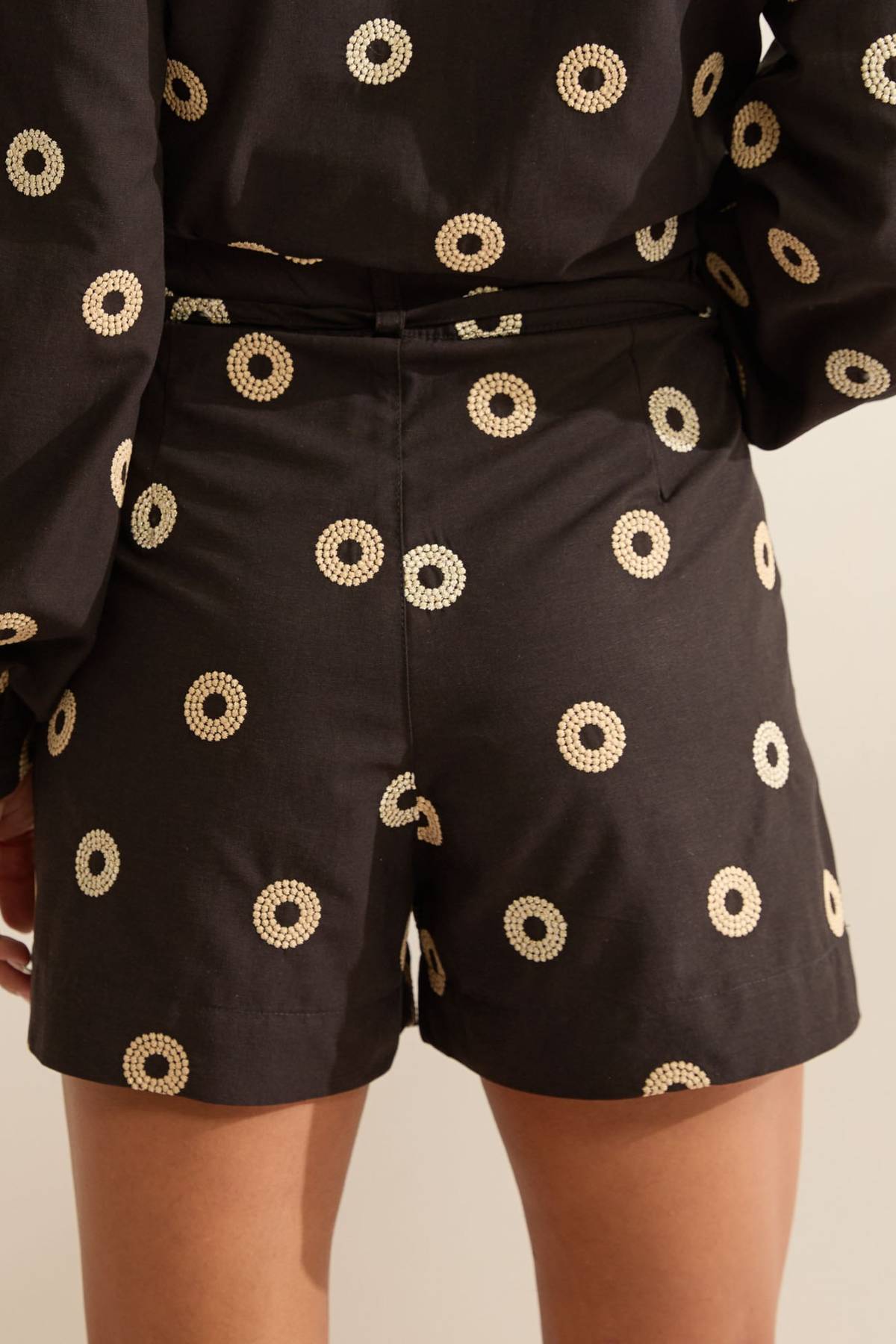 Short Flo Maria Preto Bordado Cintura Alta