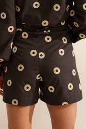Short Flo Maria Preto Bordado Cintura Alta