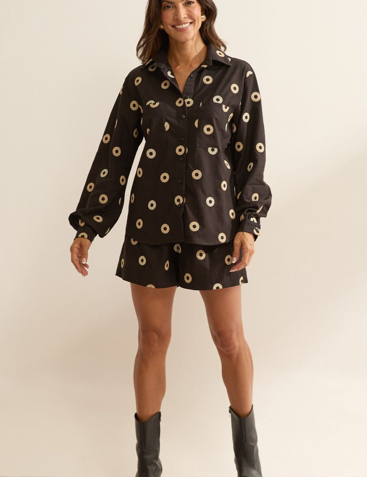Short Flo Maria Preto Bordado Cintura Alta