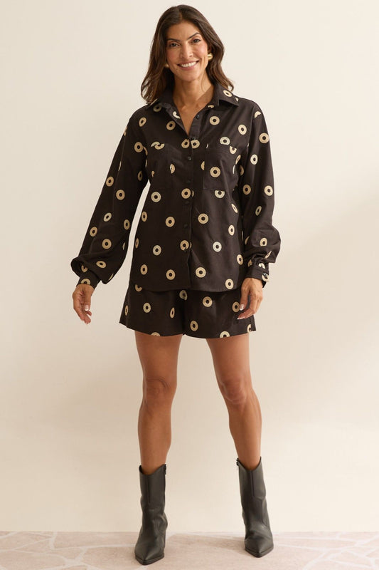 Short Flo Maria Preto Bordado Cintura Alta