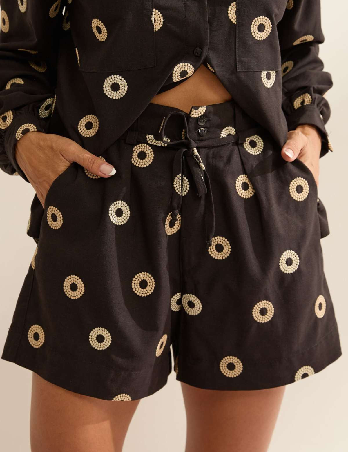 Short Flo Maria Preto Bordado Cintura Alta