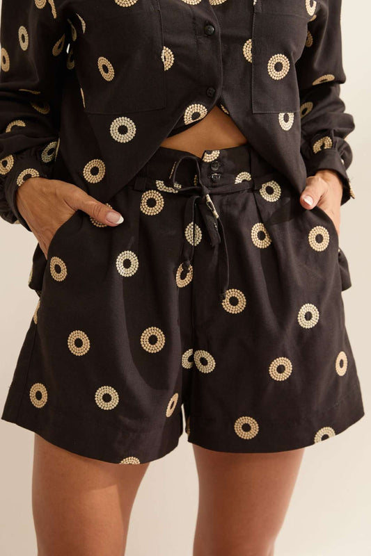 Short Flo Maria Preto Bordado Cintura Alta