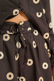 Short Flo Maria Preto Bordado Cintura Alta