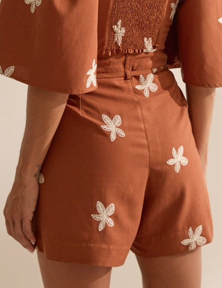 Short Flo Maria Terracota Linho Bordado Floral