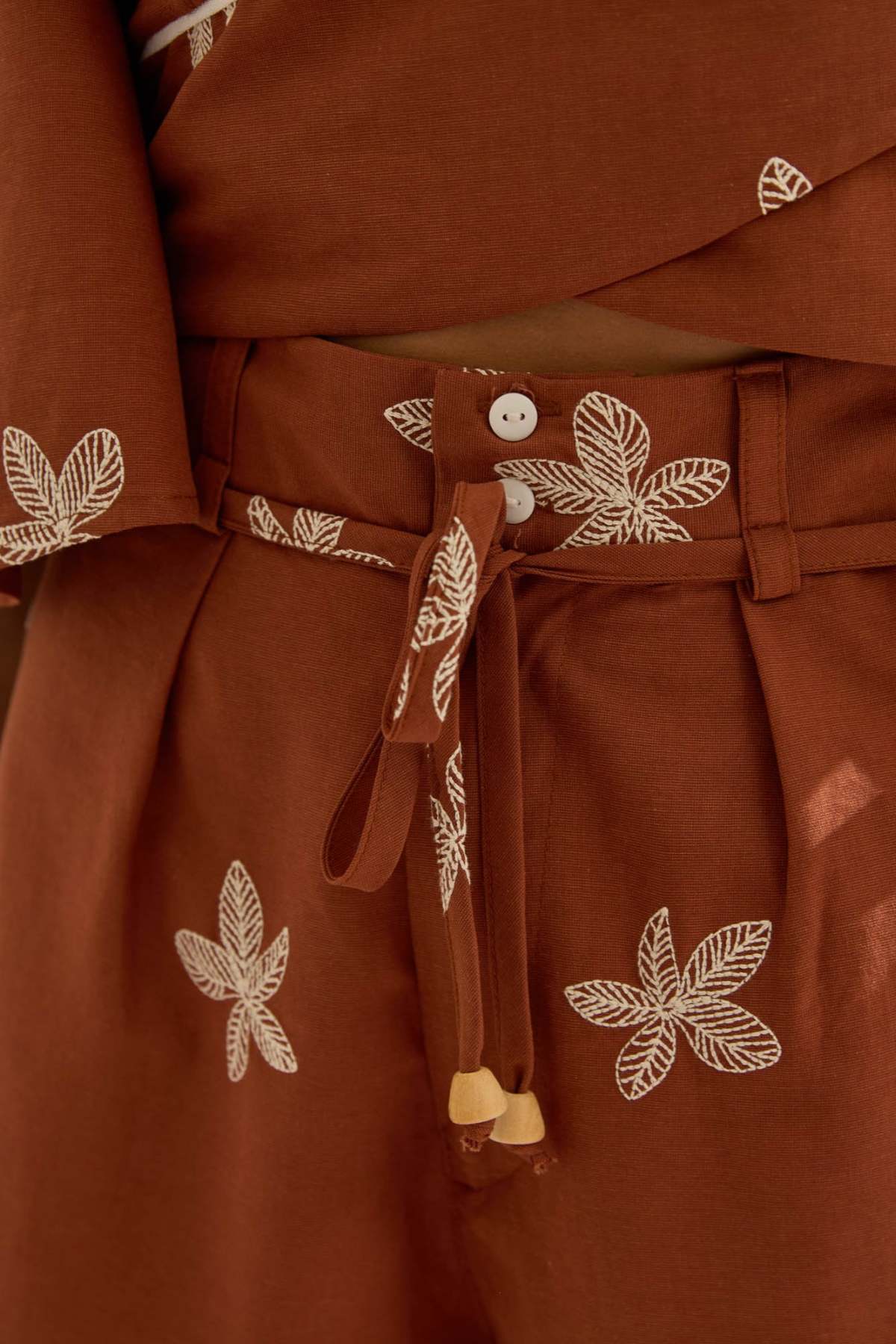 Short Flo Maria Terracota Linho Bordado Floral