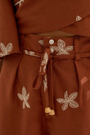 Short Flo Maria Terracota Linho Bordado Floral