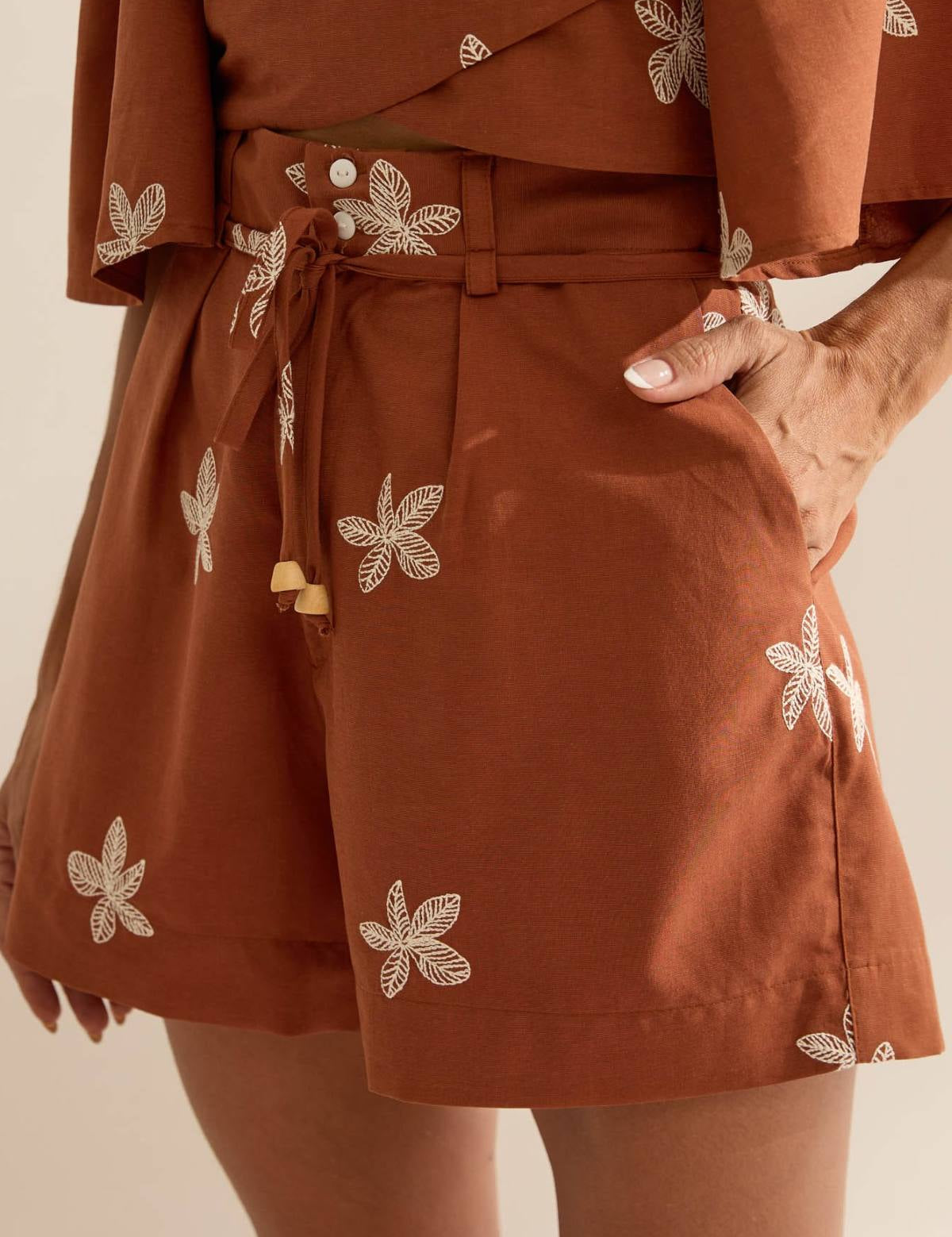 Short Flo Maria Terracota Linho Bordado Floral