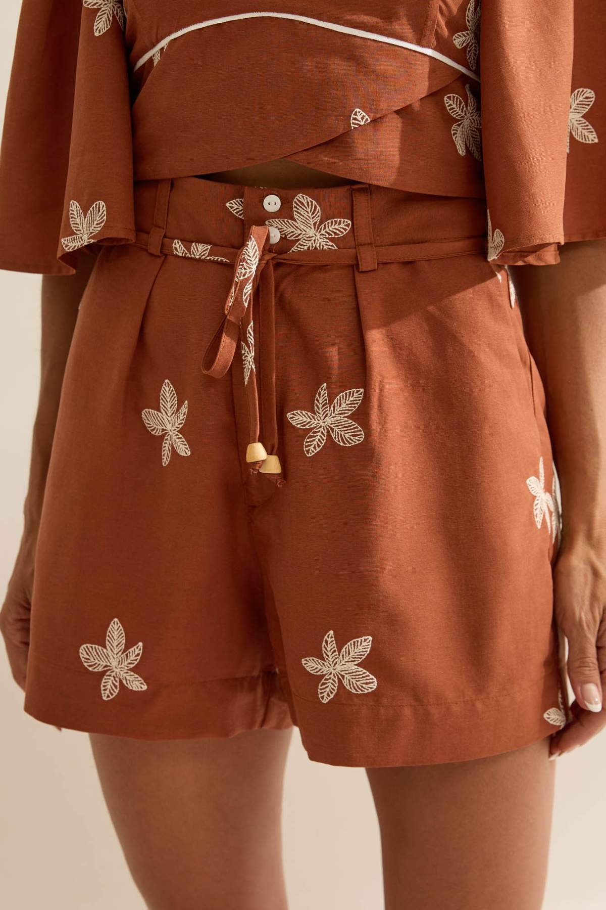Short Flo Maria Terracota Linho Bordado Floral