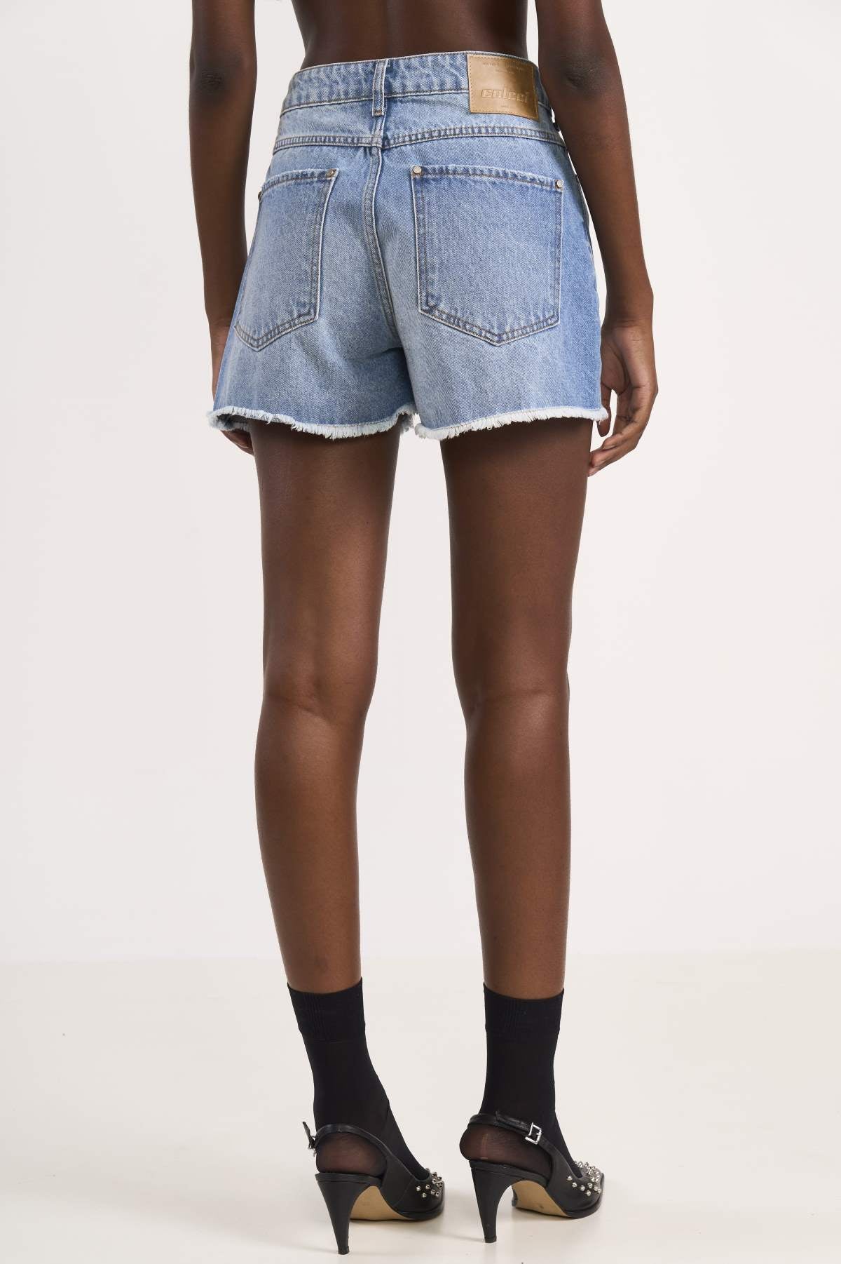 Short Jeans Colcci Azul Barra Desfiada