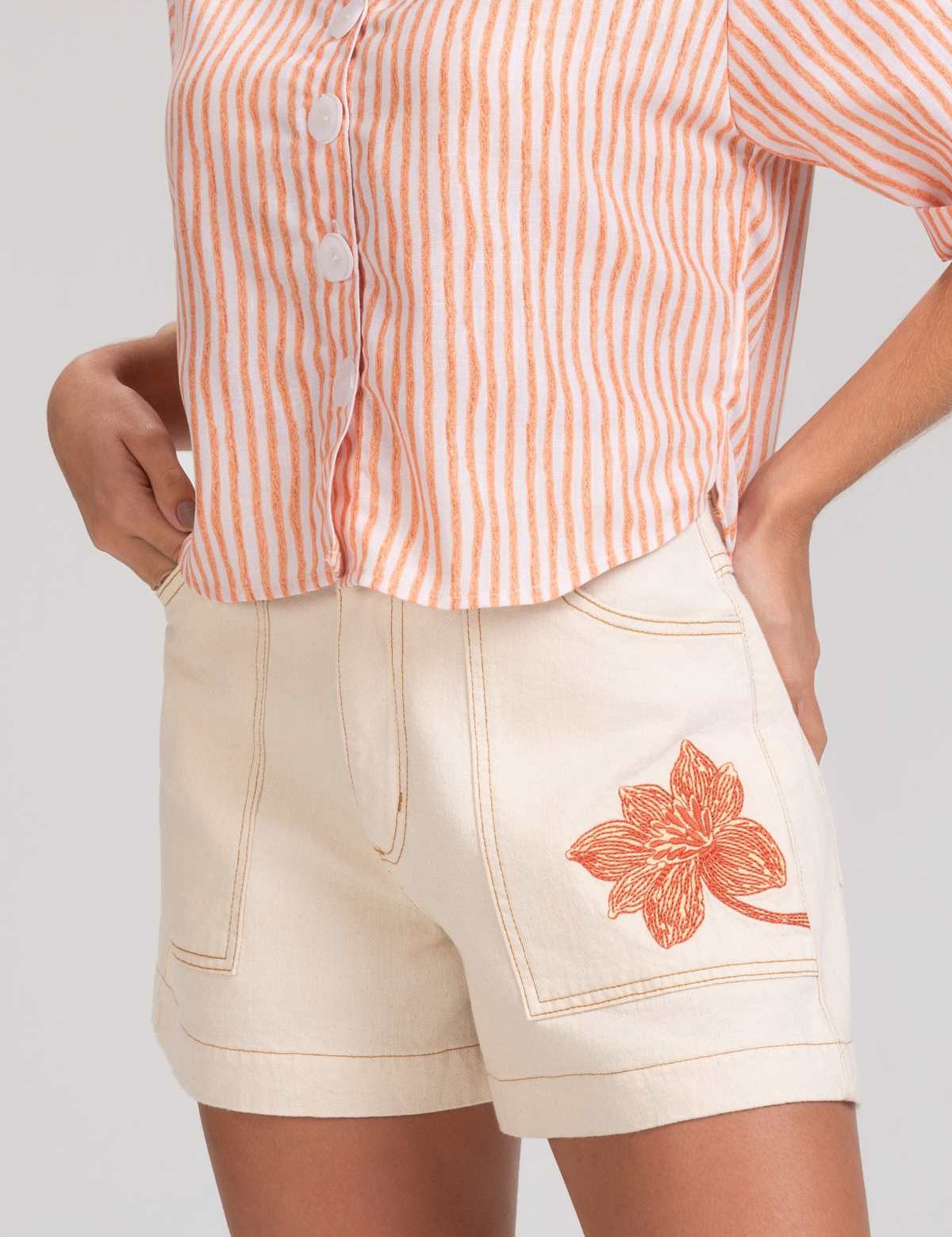 Short Mom Frysaide Bege Bordado Floral Cintura Alta