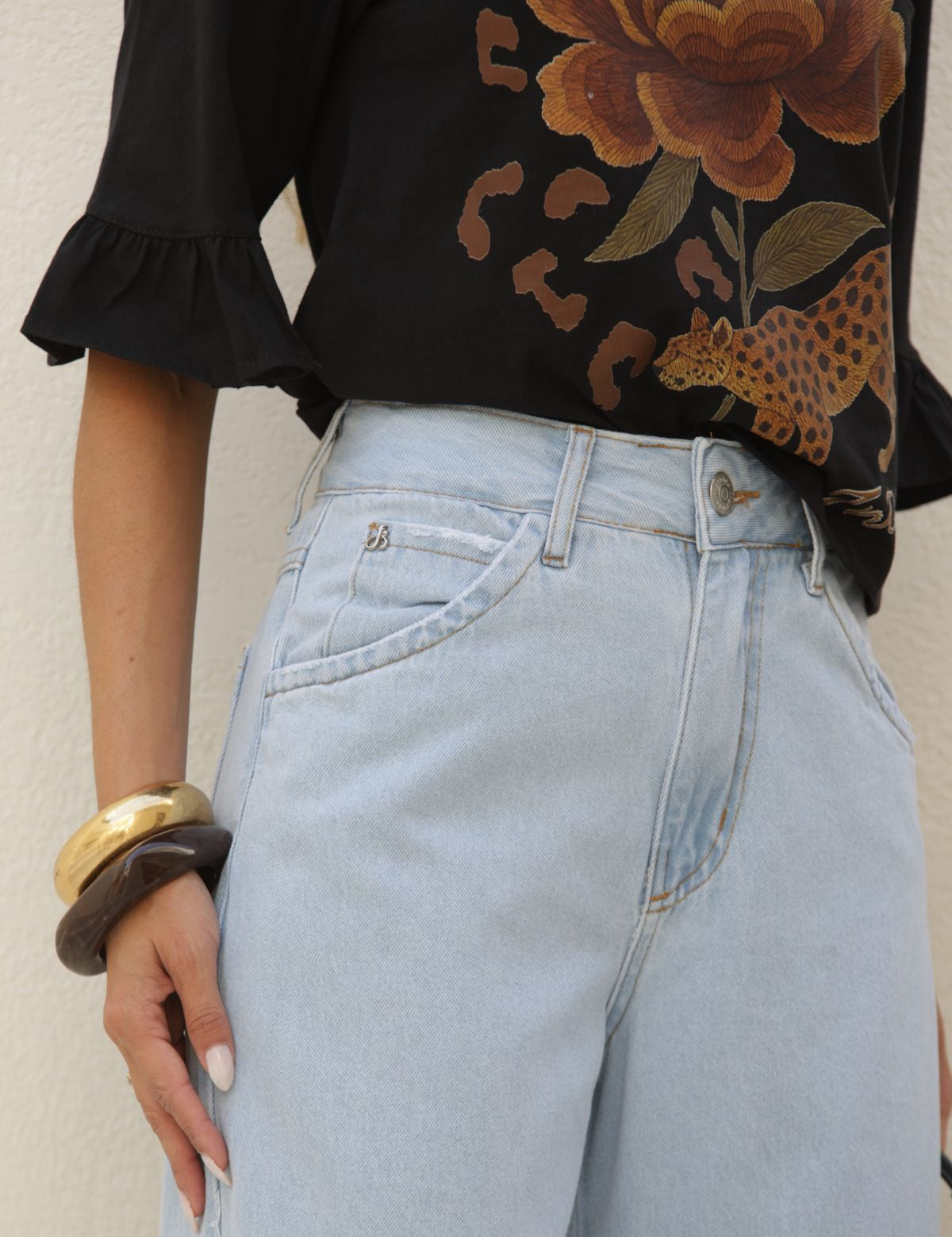 T-Shirt Frysaide Preta Estampa Essence Manga Babado
