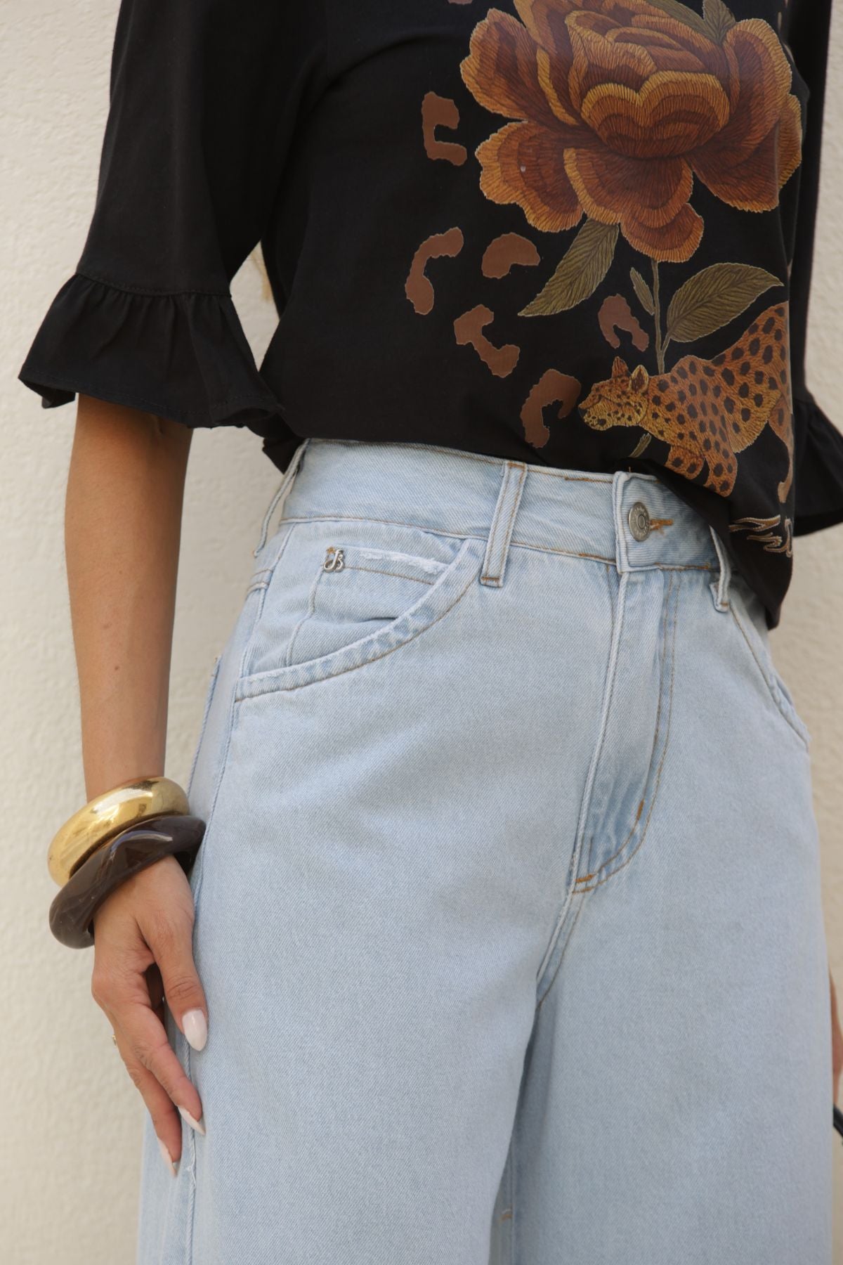 T-Shirt Frysaide Preta Estampa Essence Manga Babado