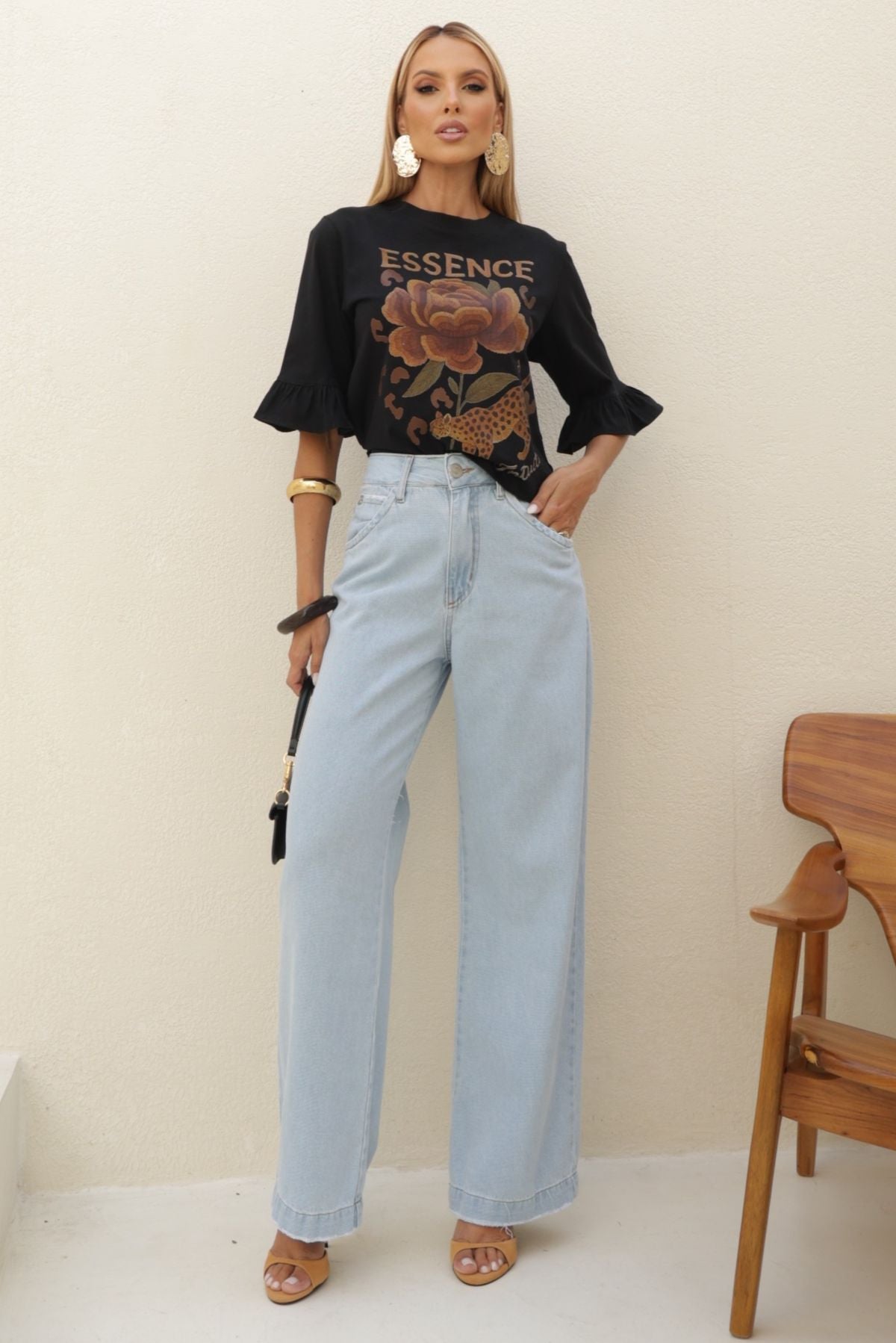 T-Shirt Frysaide Preta Estampa Essence Manga Babado