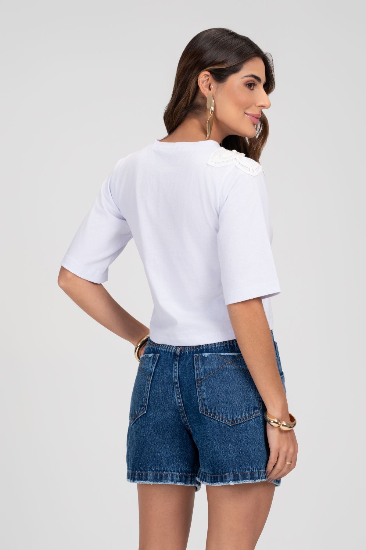T-Shirt Meia Malha Branca Aplicação Guipir Frysaide