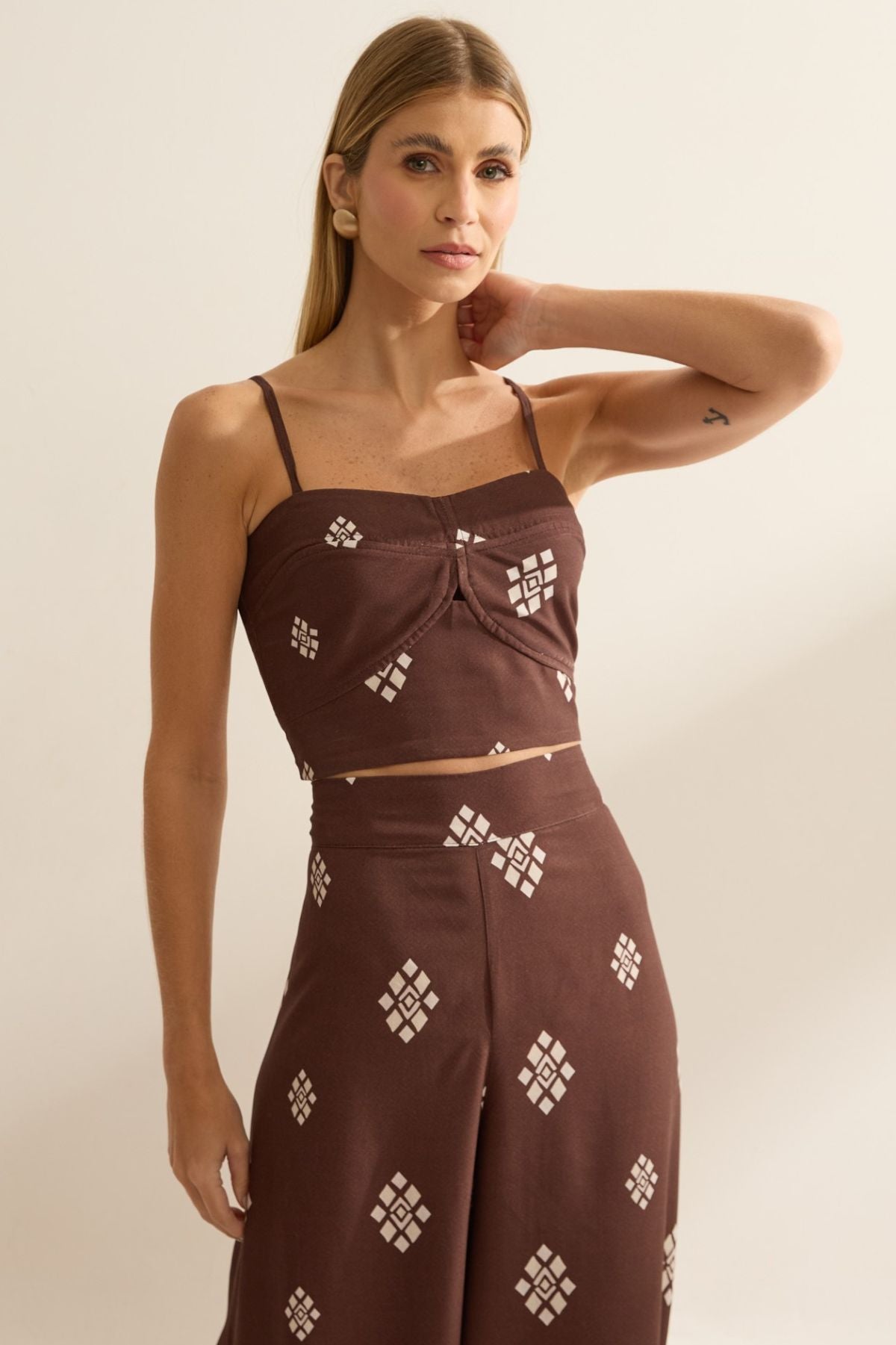 Top Flo Maria Marrom Estampa Geométrica