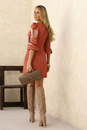 Vestido Curto Frysaide Terracota Decote Quadrado