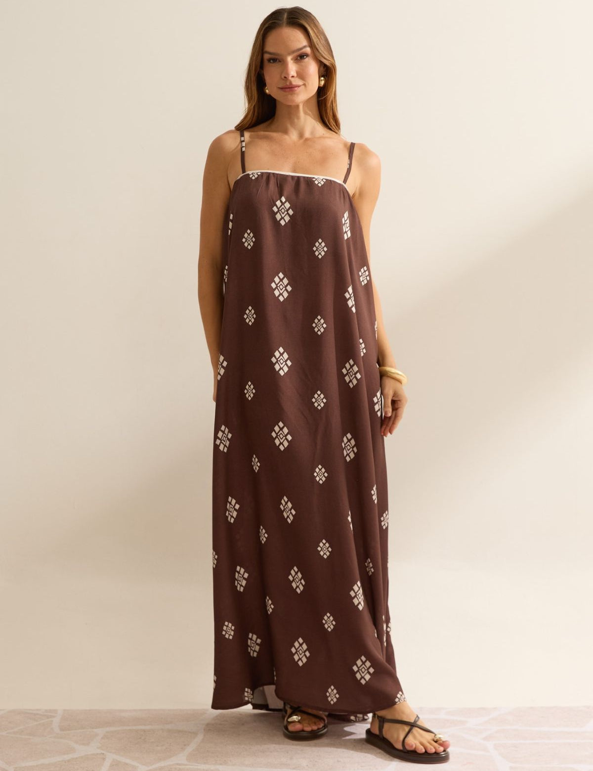 Vestido Longo Flo Maria Marrom Estampa Geométrica