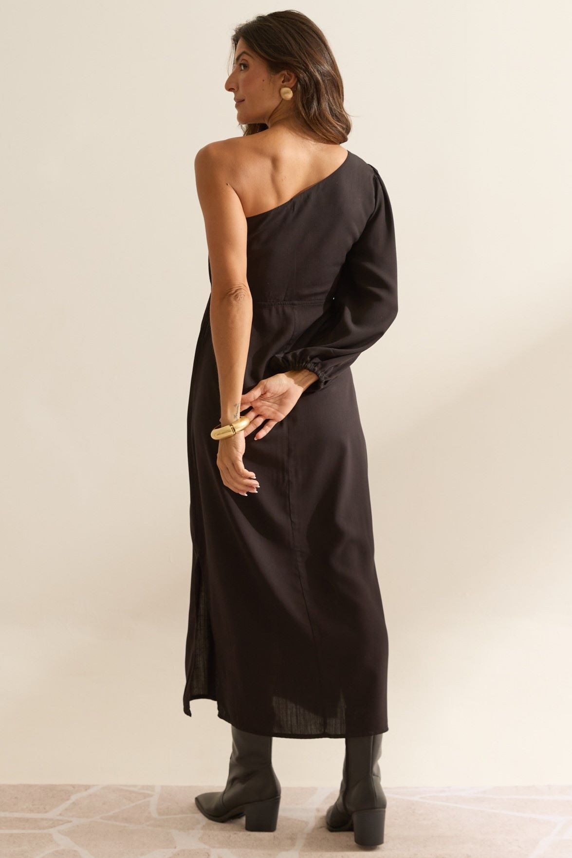 Vestido Midi Flo Maria Preto Um Ombro Só Recortes