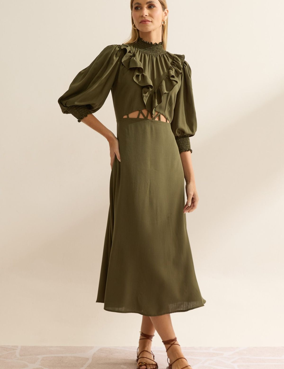 Vestido Midi Flo Maria Verde Gola Alta Recorte Vazado