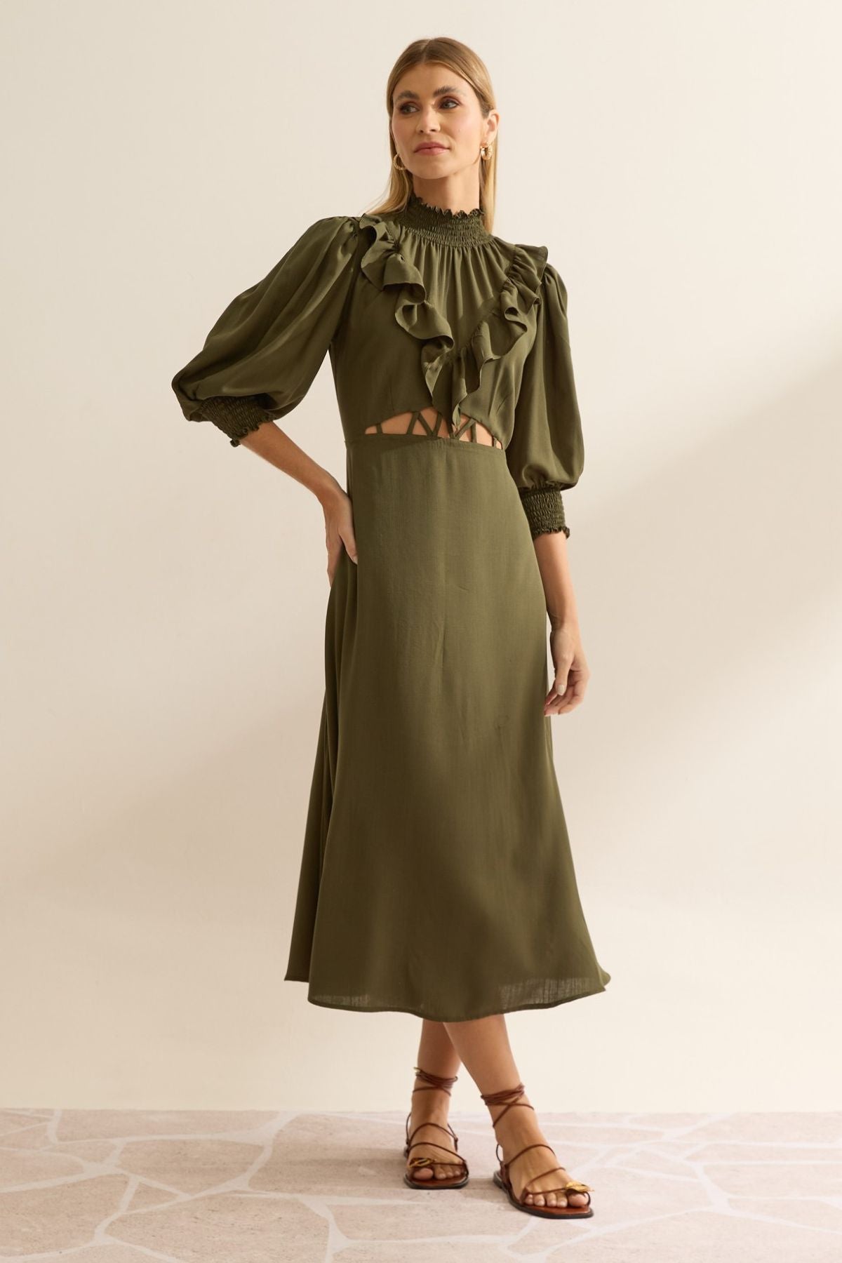 Vestido Midi Flo Maria Verde Gola Alta Recorte Vazado