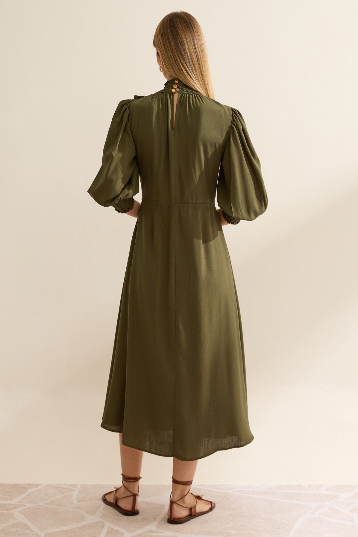 Vestido Midi Flo Maria Verde Gola Alta Recorte Vazado