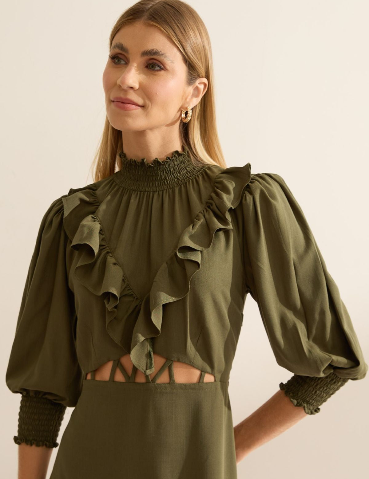 Vestido Midi Flo Maria Verde Gola Alta Recorte Vazado