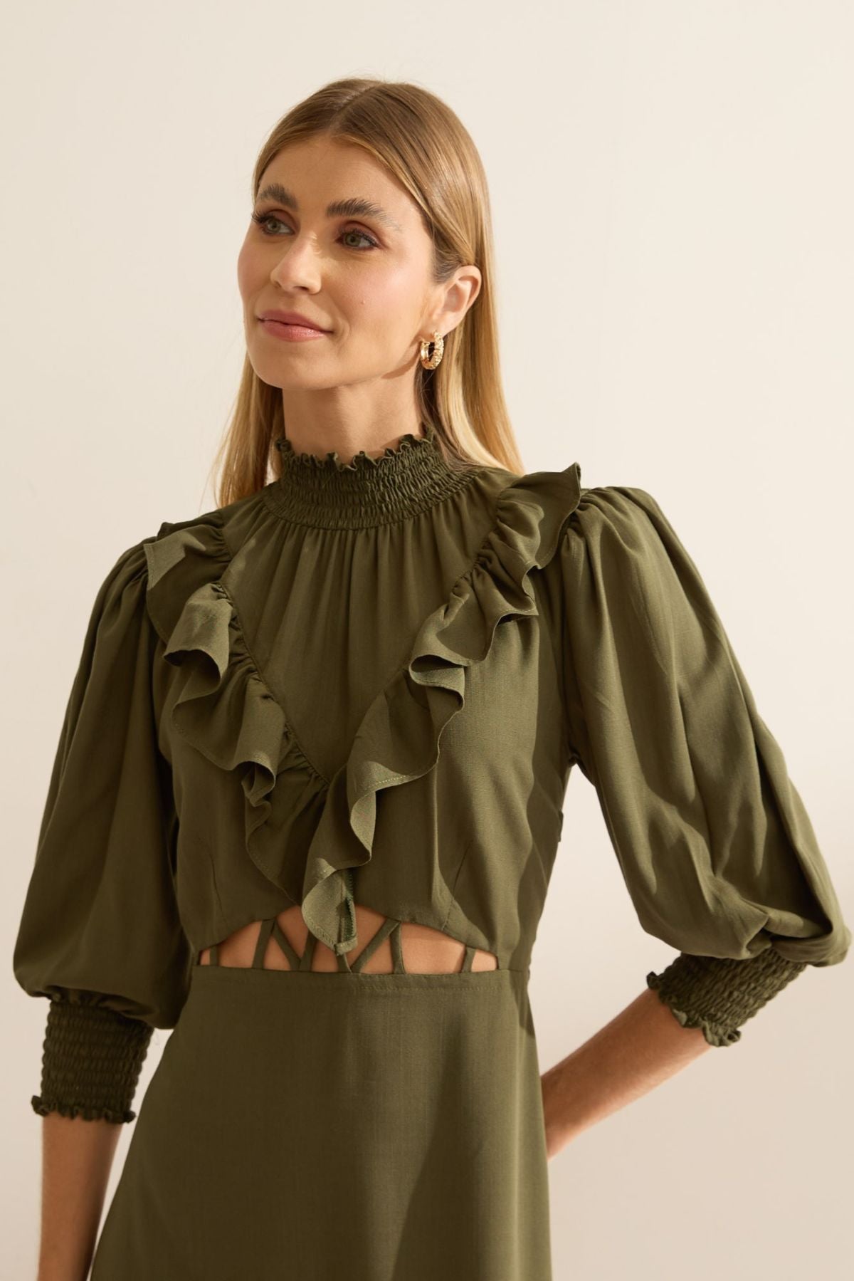 Vestido Midi Flo Maria Verde Gola Alta Recorte Vazado