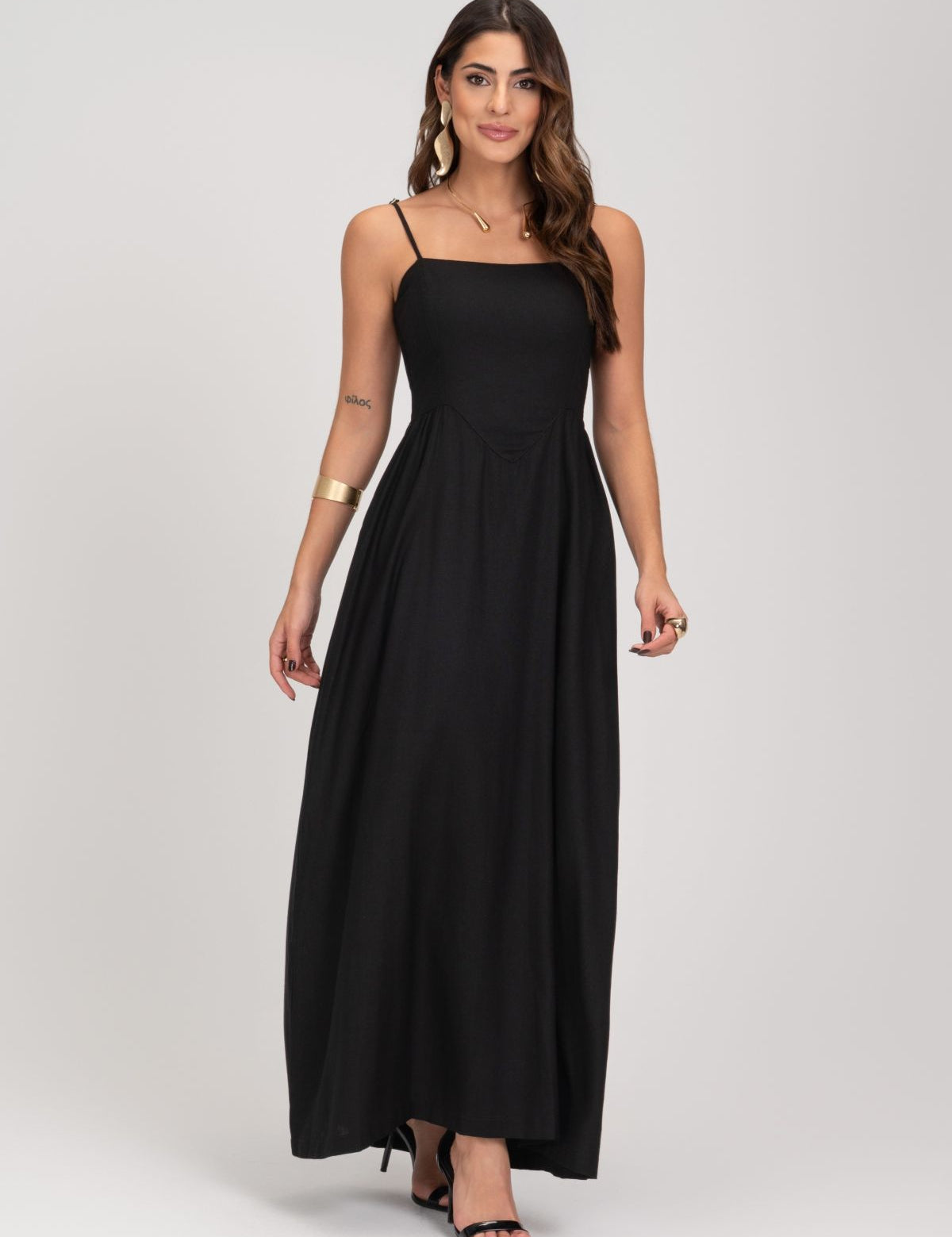 Vestido Midi Preto Com Saiva Evase Frysaide