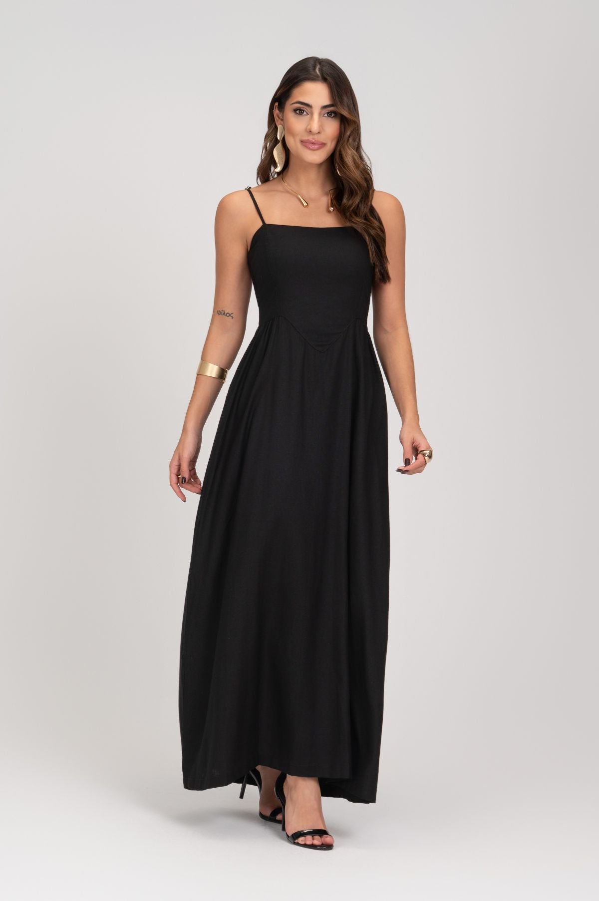 Vestido Midi Preto Com Saiva Evase Frysaide