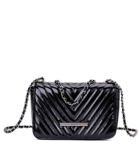 Bolsa Santa Lolla Preta Matelassê Verniz