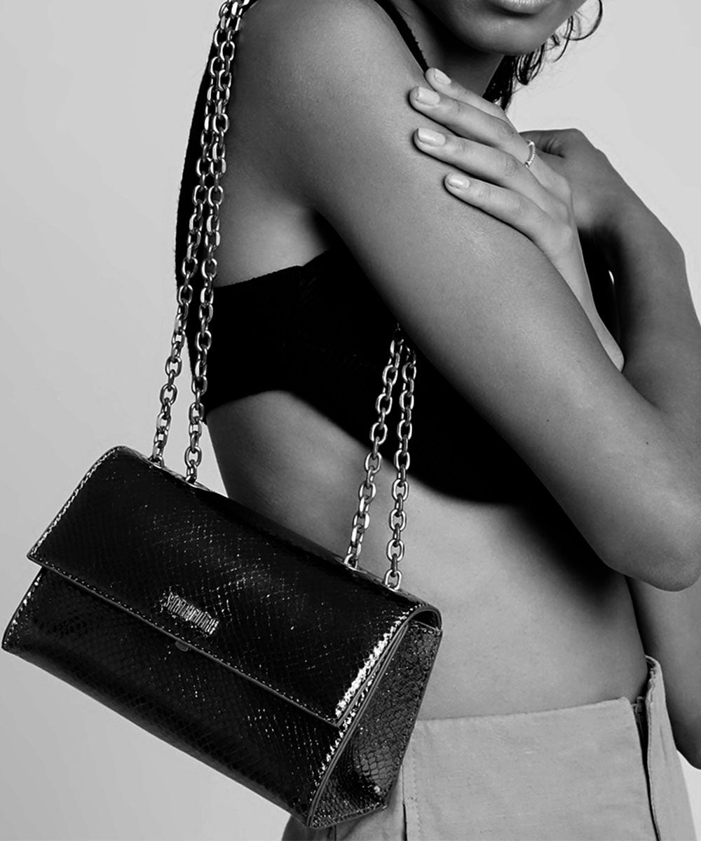 Bolsa Santa Lolla Transversal Roxa Metalizada Correntes