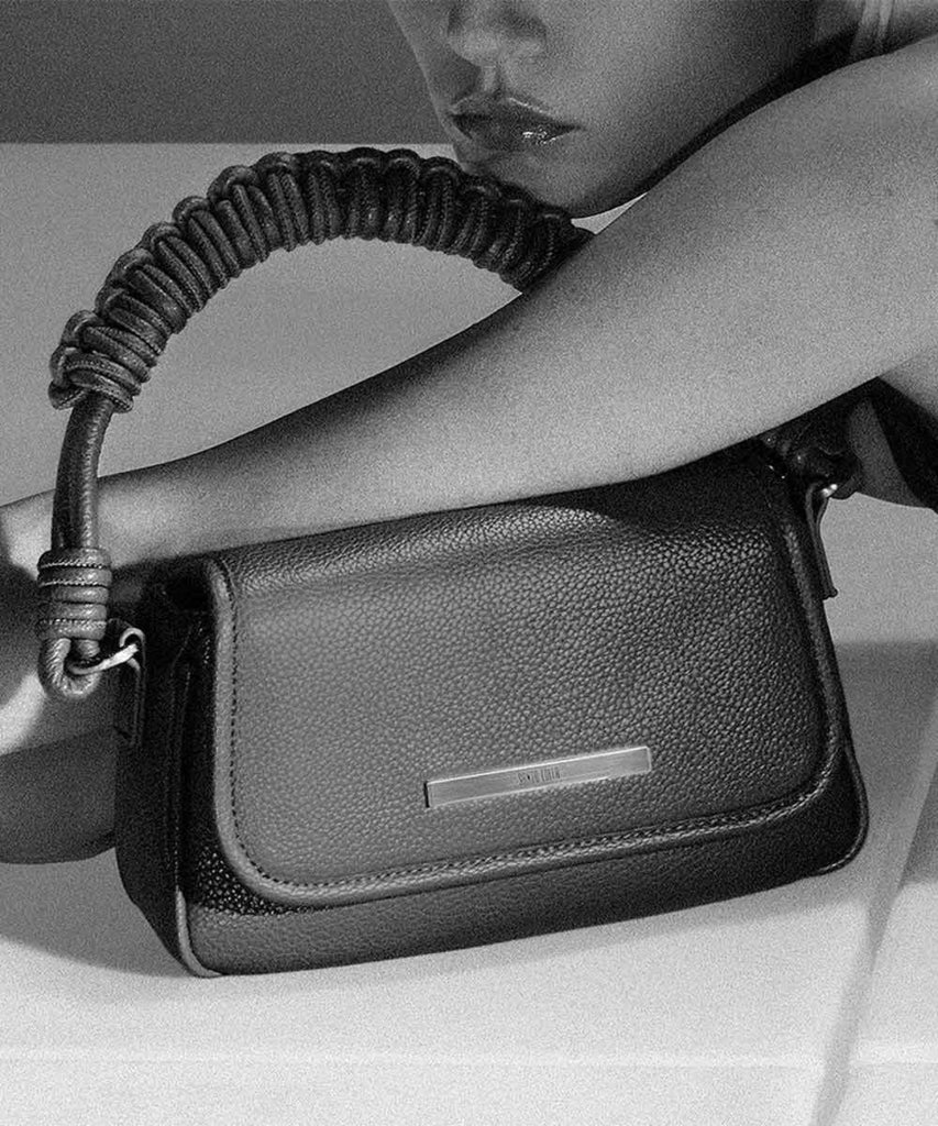 Bolsa Transversal Santa Lolla Preta Alça Tramada