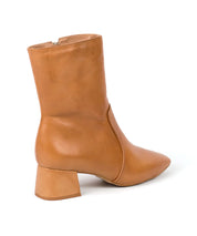 Bota Lia Line Marrom Cano Baixo Salto Bloco