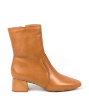 Bota Lia Line Marrom Cano Baixo Salto Bloco