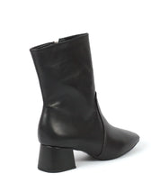 Bota Lia Line Preta Cano Baixo Salto Bloco