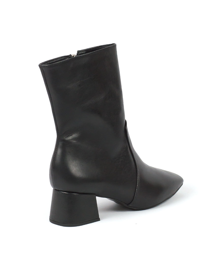 Bota Lia Line Preta Cano Baixo Salto Bloco