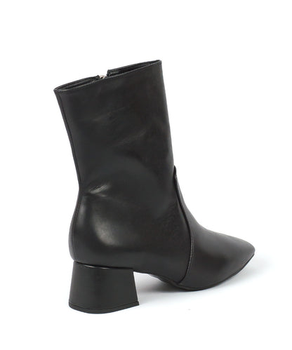 Bota Lia Line Preta Cano Baixo Salto Bloco